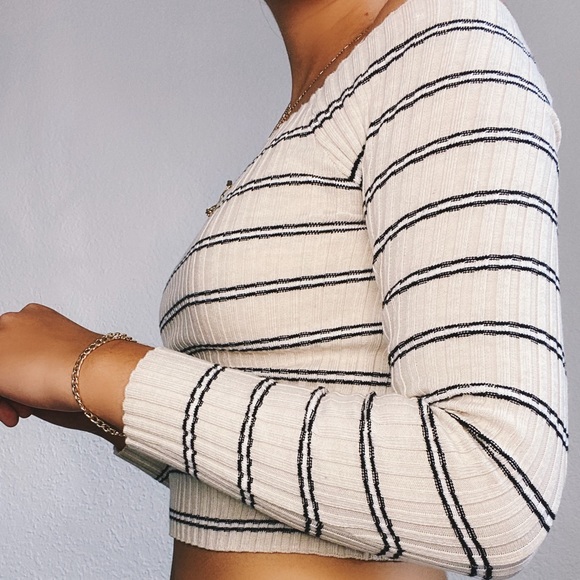 Off the shoulder stripped crop top - Picture 2 of 3